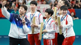 Ri Jong Sik et Kim Kum Yong médaillés d'argent avec la Corée du Nord (tennis de table), aux JO de Paris, en plein selfie avec leurs homologues sud-coréens, le 30/07/2024