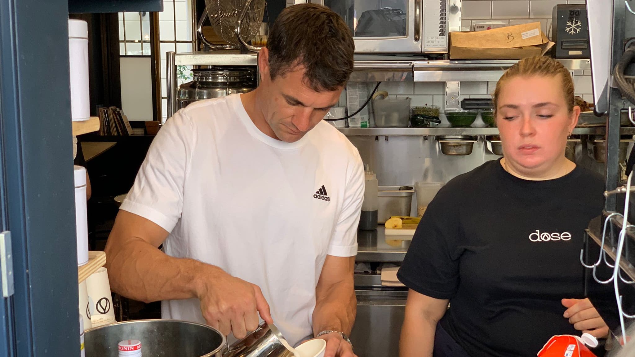 Dan Carter préparant un café aux supporters néo-zélandais à Paris, le 8 septembre 2023