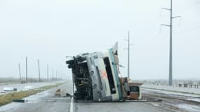 Un camping car qui a basculé sur le côté est pris en photo près de Victoria au Texas, ville balayée par l'ouragan Harvey le 26 août 2017