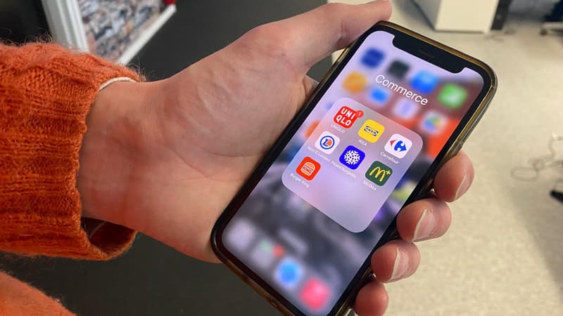 Des applications de plusieurs enseignes commerciales sur un smartphone.