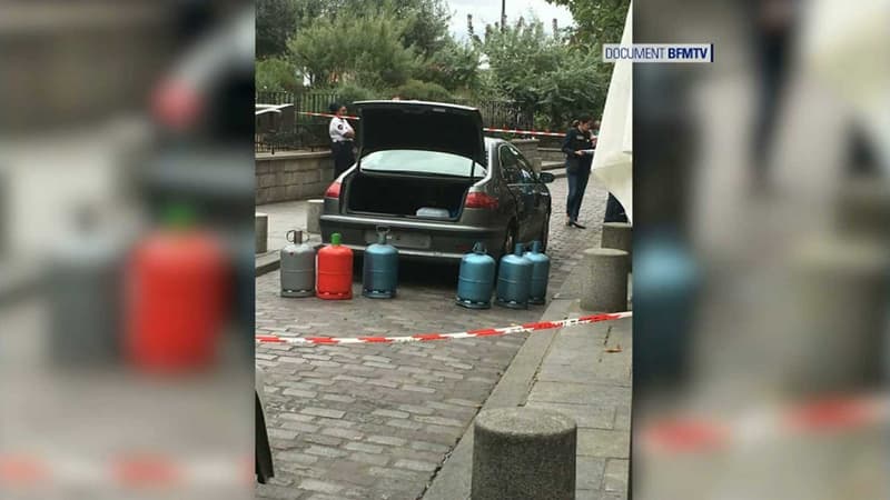 La Peugeot 607 contenant les bouteilles de gaz, stationnée rue de la Bûcherie (4ème arrondissement de Paris), le 4 septembre 2016. - Document BFMTV