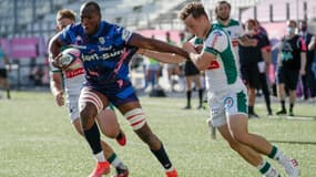 Le troisième ligne du Stade Français, Sekou Macalou (c), essaie de s'échapper lors du match de Top 14 à domicile contre Pau, le 24 avril 2021