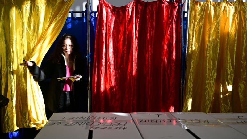 Une femme vote le dimanche 24 novembre 2024 à Bucarest, lors de l'élection présidentielle roumaine. PHOTO D'ILLUSTRATION