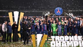 Le PSG soulève le Trophée des champions le 8 janvier 2026.