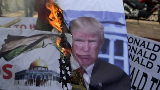 Des Indonésiens brûlent une photo du Président américain Donald Trump lors d'une manifestation contre la reconnaissance de Jérusalem comme capitale d'Israël à Banda Aceh (Indonésie) le 10 décembre 2017 Des Indonésiens brûlent une photo du Président américain Donald Trump lors d'une manifestation contre la reconnaissance de Jérusalem comme capitale d'Israël à Banda Aceh (Indonésie) le 10 décembre 2017