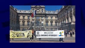 Des militants d'Extinction Rebellion devant la préfecture du Nord, le 24 juin 2023.