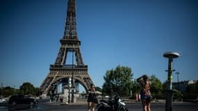Rafraichissement grâce à une fontaine à Paris près de la Tour Eiffel, le 7 août 2020