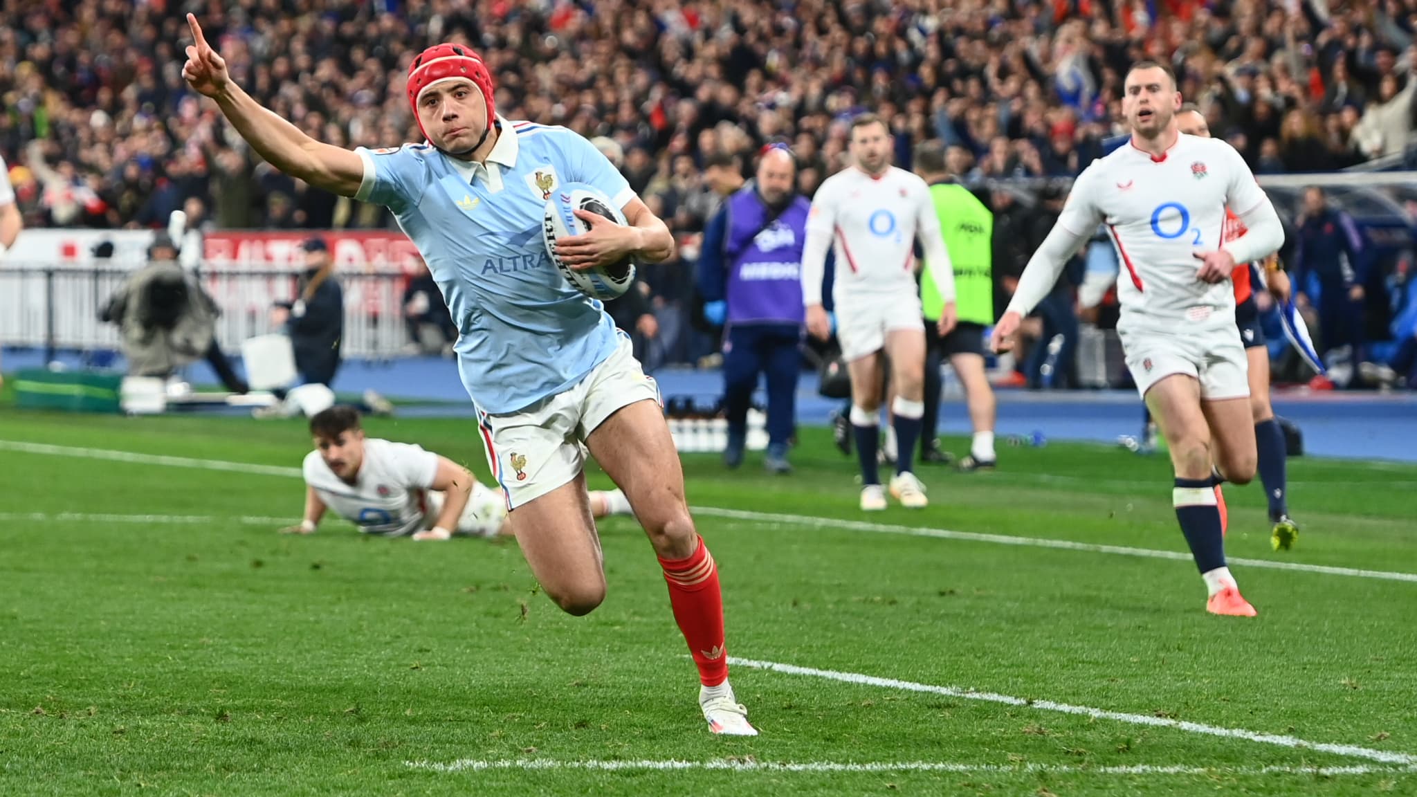 Louis Bielle-Biarrey marque un essai contre l Angleterre