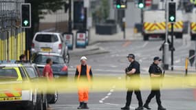 Des policiers devant la salle de concert où un attentat a été perpétré, le 23 mai 2017, à Manchester.