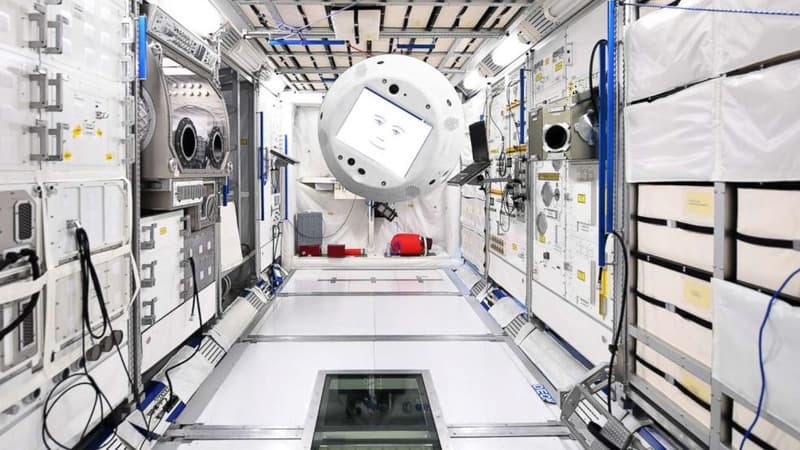 Cimon est équipé d'hélices et de capteurs pour circuler dans la capsule en apesanteur sans percuter les équipements du laboratoire spatial