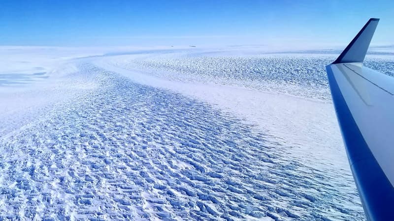 Cette photo de la NASA obtenue le 29 mars 2020 montre des ondulations à la surface du glacier Denman, dans l'est de l'Antarctique, qui projettent des ombres sur la glace. Selon une nouvelle étude menée par des scientifiques du Jet Propulsion Laboratory de la NASA et de l'Université de Californie à Irvine, le glacier a reculé de 5,4 kilomètres entre 1996 et 2018.