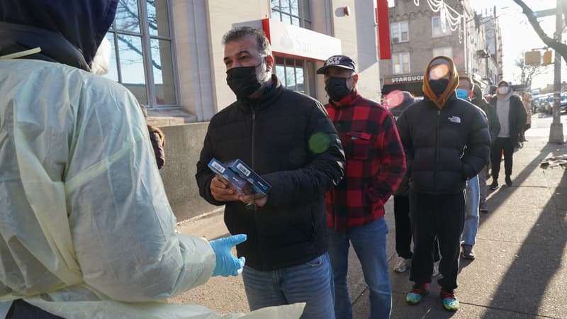 Des Américains font la queue pour recevoir des tests de dépistage au Covid-19 à New York, le 23 décembre 2021.
