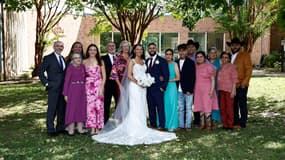 David Jones (à gauche) a marché près de 50 km pour arriver à temps au mariage de sa Elizabeth Marquez (au centre), alors que les routes étaient bloquées avec l'ouragan Hélène, le 28 septembre 2024