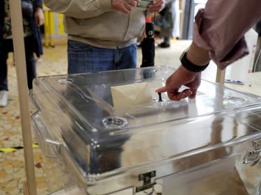 Un électeur lors du second tour des élections régionales le 27 juin 2021.