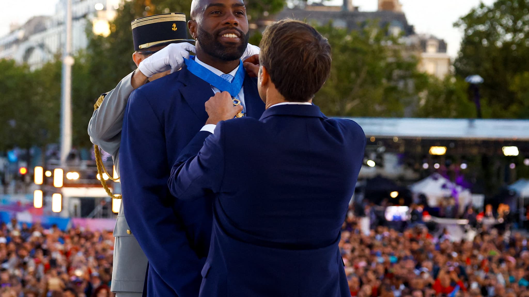 Teddy Riner décoré par Emmanuel Macron le 14 septembre 2024.