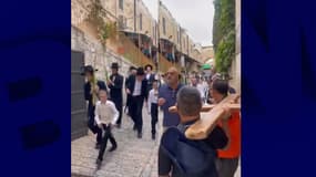 Des juifs ultra-orthodoxes crachent devant des pèlerins chrétiens dans la Vieille ville de Jérusalem.