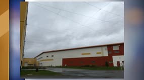Des filins ont été installés au-dessus de la cour d'honneur de la prison de Réau.