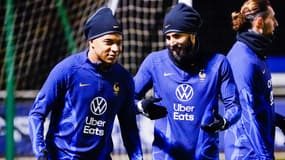 Karim Benzema en train de plaisanter avec Kylian Mbappé pendant la préparation du Mondial 2022