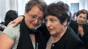 La présidente de l'Association des victimes de l'hormone de croissance, Jeanne Goerrian (d.), avec une proche de victime, après la décision de la cour d'appel de Paris le 5 mai 2011.
