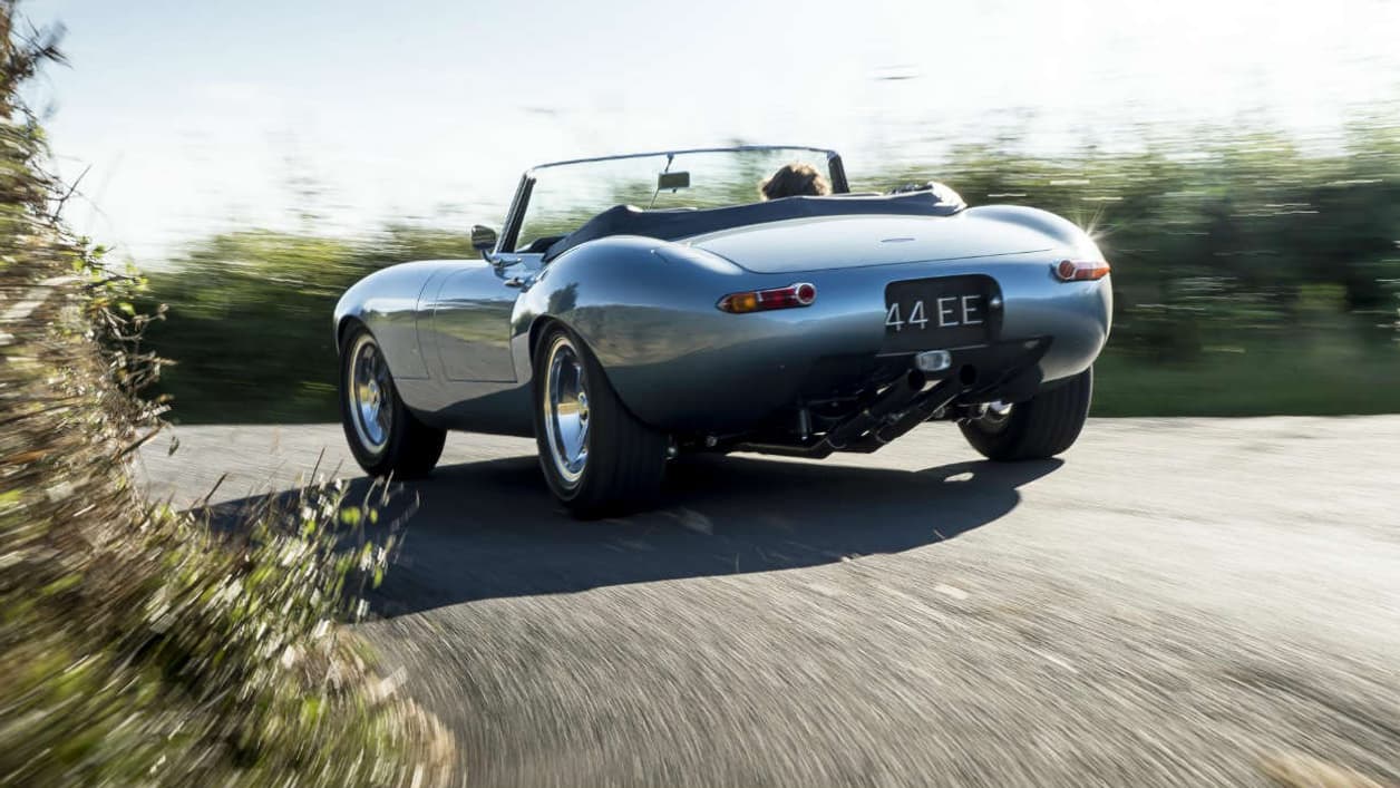 Le cabriolet abat le 0 à presque 100 en moins de 5 secondes.