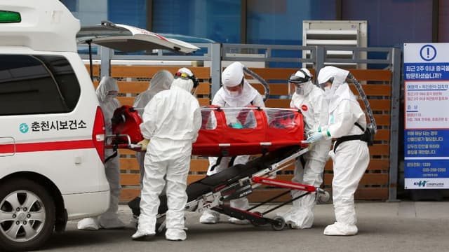 Une équipe médicale transportant un patient infecté par le coronavirus en Corée du Sud. 
