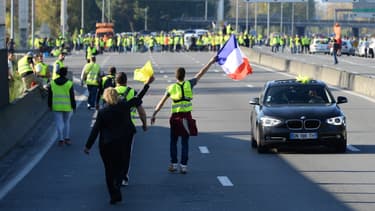 Des gilets jaunes marchent sur la rocade de Bordeaux, le 17 novembre 2018 à Paris.