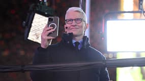 Le journaliste américain Anderson Cooper prend la parole sur scène lors de la célébration du Nouvel An 2024 à Times Square, le 31 décembre 2023 à New York. (Photo d'illustration)