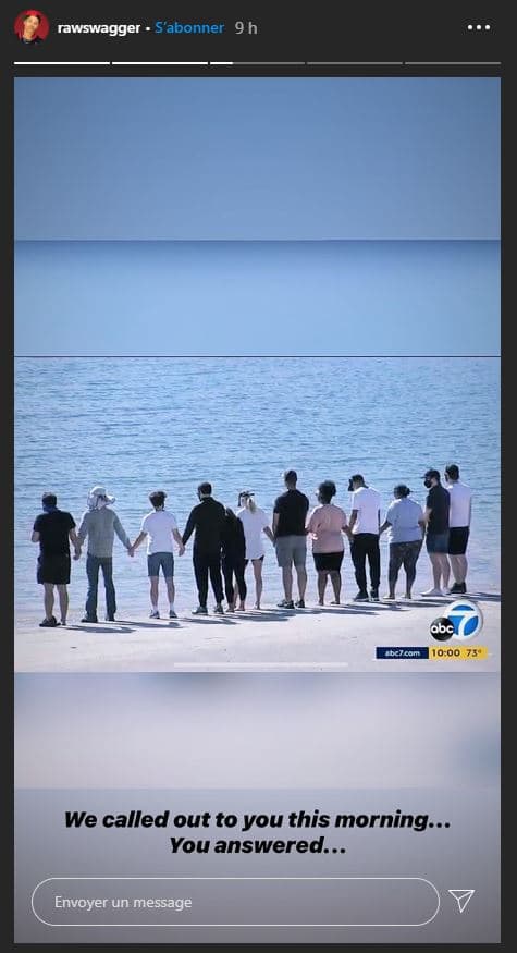 Des acteurs amis de l'actrice Naya Rivera, au bord du lac Piru, où la jeune femme s'est noyée le 8 juillet dernier. Des acteurs amis de l'actrice Naya Rivera, au bord du lac Piru, où la jeune femme s'est noyée le 8 juillet dernier.