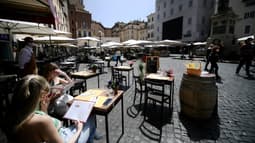 Des clients attablés en terrasse d'un restaurant à Rome, en Italie, le 26 avril 2021