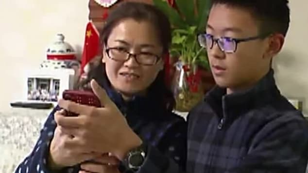 Pour Face ID, ce jeune homme est le portrait craché de sa mère Pour Face ID, ce jeune homme est le portrait craché de sa mère