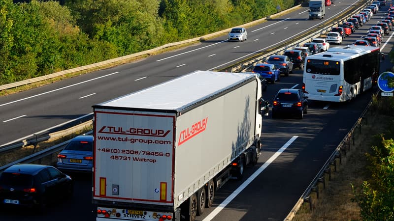 Une fil de véhicules sur une route de Moselle (illustration)