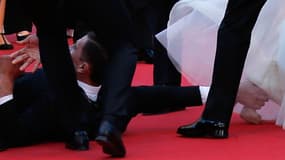 Un journaliste ukrainien de 26 ans s'est jeté à terre vendredi sur le tapis rouge du festival de Cannes pour enlacer quelque secondes les chevilles de la star américaine America Ferrara.
