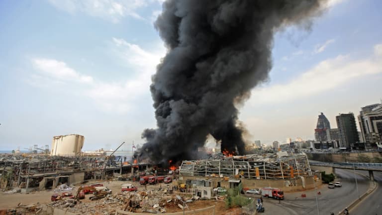 Des pompiers libanais tentent d'éteindre un feu au port de Beyrouth le 10 septembre 2020