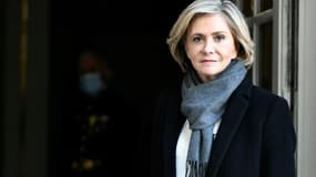 La candidate LR à la présidentielle Valérie Pécresse pose en arrivant à l'Hôtel Matignon le 28 février 2022 à Paris