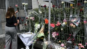 Une élève dépose une fleur sur les grilles du collège Françoise-Dolto à Nogent, en Haute-Marne, le 11 juin 2025