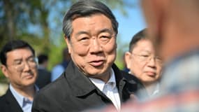 Le vice-Premier ministre chinois He Lifeng lors d'une visite dans une ferme bovine à Harquency (Eure).