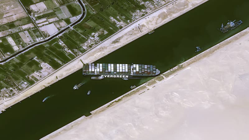 Le navire Ever Given bloqué dans le canal de Suez, sur une photo prise par les satellites français Pléiades.