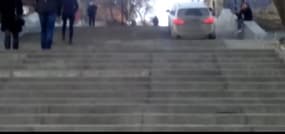 En Russie, un automobiliste emprunte les escaliers 