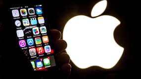 Un iPhone devant le logo d'Apple