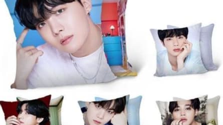 Des coussins à l'effigie des membres du groupe BTS. Des coussins à l'effigie des membres du groupe BTS.