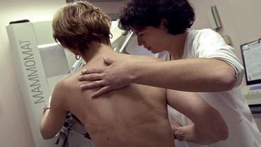 Une infirmière effectue une mammographie, dans le cadre d'une opération de prévention du cancer du sein.