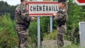 Gendarmes sur la zone de recherches à Chénérailles, dans la Creuse, ce vendredi 29 août au matin.