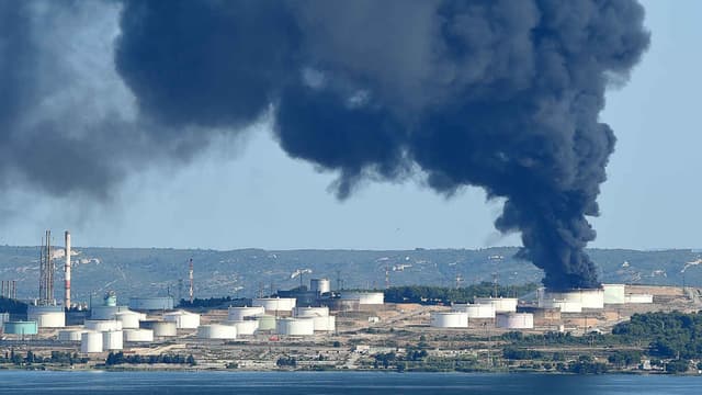 Un tourbillon de fumée s'échappe du site pétrochimique de LyondellBassell à Berre-l'Etang, le 14 juillet 2015.