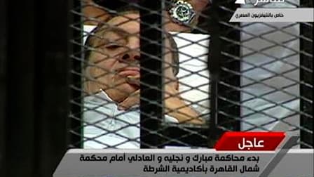 Des images diffusées par la télévision d'Etat montrent l'ancien président égyptien Hosni Moubarak sur une civière dans la cage des accusés à l'école de police du Caire au premier jour de son procès. Âgé de 83 ans, il est notamment poursuivi pour homicides