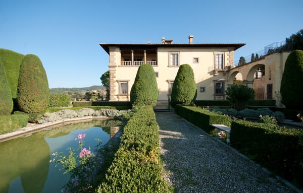 Nichée dans les collines, cette villa près de Florence bénéficie d'une vue exceptionnelle sur la vallée de l'Arno.