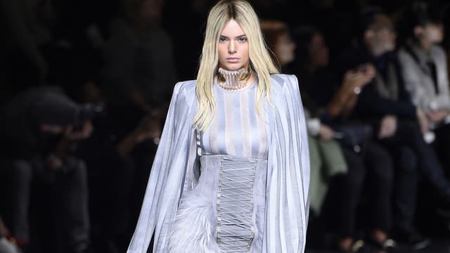 Kendall Jenner lors du défilé Balmain le 3 mars 2016