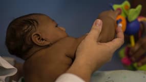 Un bébé atteint de microcéphalie, dans un hôpital de Salvador, au Brésil.
