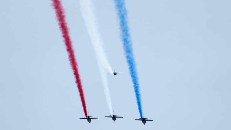 Les Alphajet de la Patrouille de France (PAF) survolent Paris lors d'une répétition, le 9 juillet 2024, avant le défilé annuel du 14 juillet