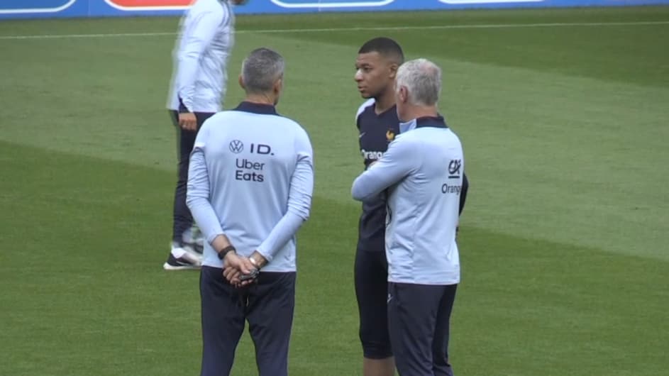 Mbappé s'entretient avec le staff des Bleus et son sélectionneur, le 19 juin 2024, à Paderborn.