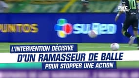 L'intervention décisive... d'un ramasseur de balle pour empêcher un but